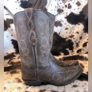 Super cute Ariat boots size 7B